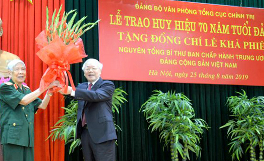 Trao tặng Huy hiệu 70 năm tuổi Đảng cho nguyên Tổng Bí thư Lê Khả Phiêu